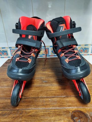 Patines en línea negros y rojos