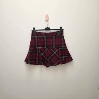 Falda de cuadros roja y negra