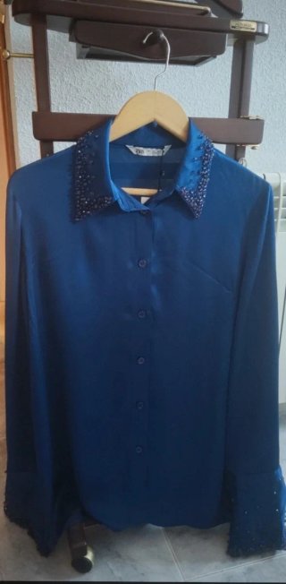 Camisa de raso con pedrería