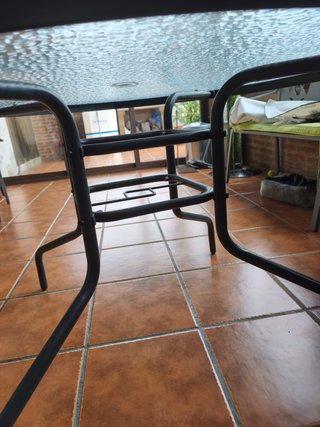 Tavolo rotondo da esterno in vetro e metallo
