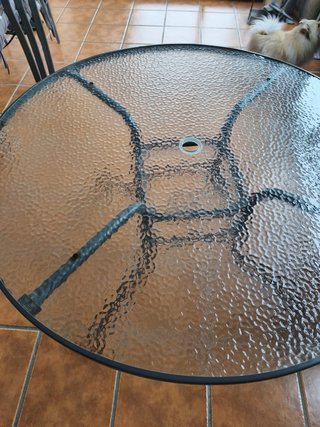 Tavolo rotondo da esterno in vetro e metallo