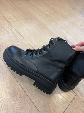 Botines de cordones negros