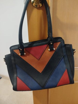 Bolso de mano negro con diseño geométrico multicol