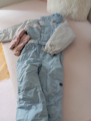 Mono de nieve infantil azul y rosa. Marca Quechua