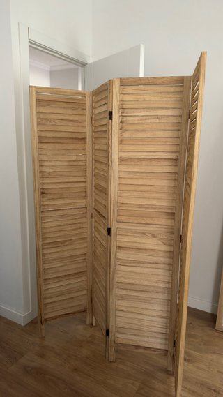Biombo separador de estancias de madera