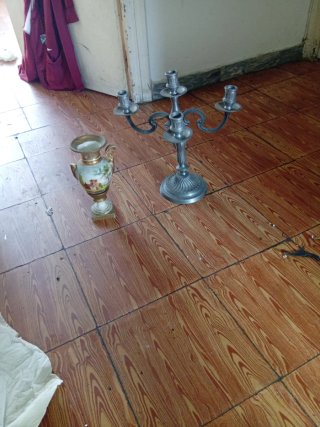 Candelabro Metálico y Jarrón de Cerámica