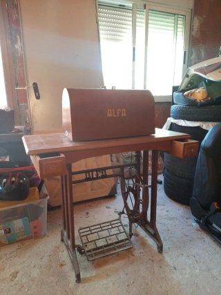 Máquina de coser Alfa antigua