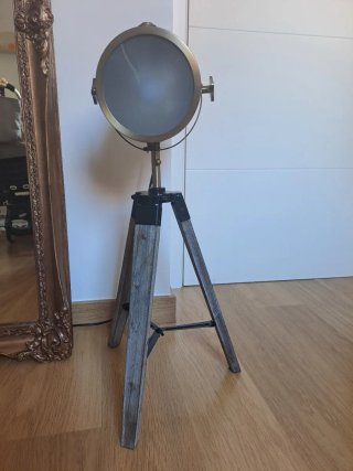 Lampada da terra in stile industriale