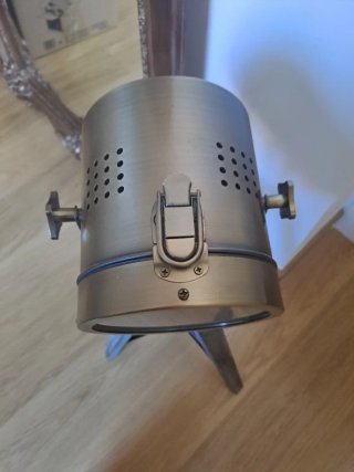 Lampada da terra in stile industriale