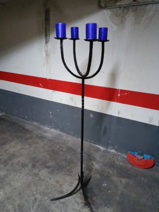 Candelabro de metal negro de forja con velas azule