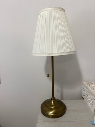 Lámpara de mesa con pantalla plisada