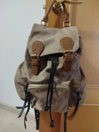 Mochila bolso beige con detalles marrones y negros