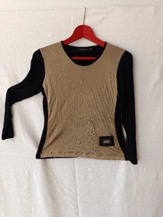 Camiseta manga larga beige/dorado y negra Talla M