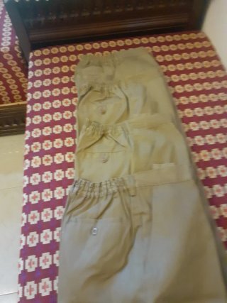 4 Pantalóns de trabajo beige sin estrenar