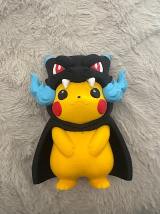 Figura Pikachu con gorro Charizard 3D
