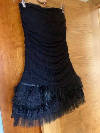Vestido de fiesta negro con plumas