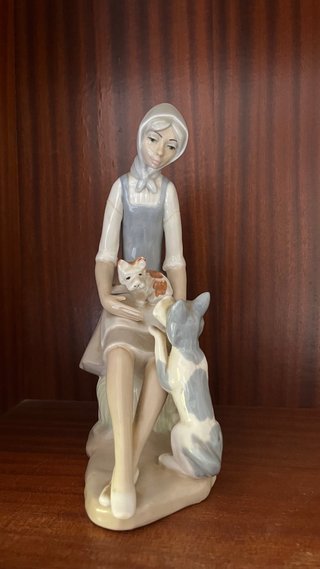 Figura mujer con perros porcelana