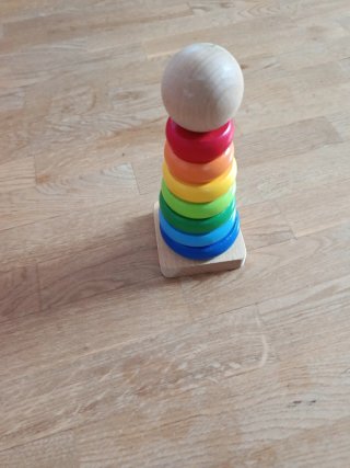 Juguete apilable de madera y colores
