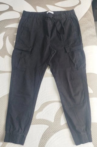 Pantalón tipo cargo hombre