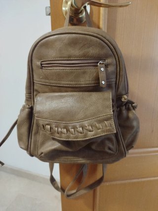 Mochila pequeña marrón topo de polipiel con muchos