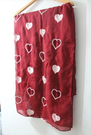 Fular con Corazones Bordados
