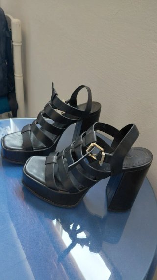 Sandalias cangrejeras tacón negras