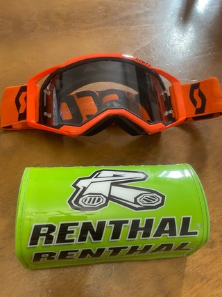 Gafas Scott y protector manillar Renthal