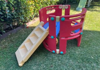 Centro de juegos infantil con tobogán