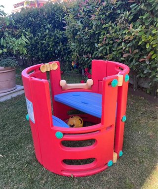Centro de juegos infantil con tobogán
