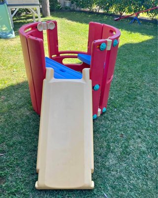 Centro de juegos infantil con tobogán