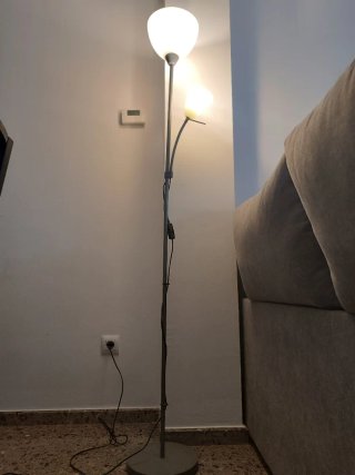 Lámpara de pie con luz principal y luz de lectura