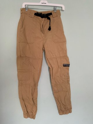 Pantalones cargo Bershka beige con cinturón