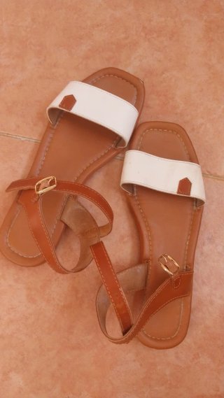 Sandalias planas blancas y marrones