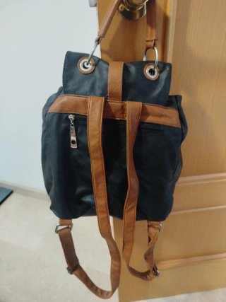 Vendo mochila en tono azul marino muy oscuro (casi