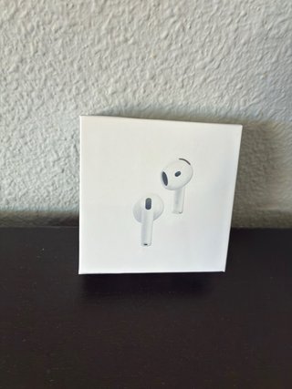 Impecables AirPods 4: Cancelación de Ruido activa.