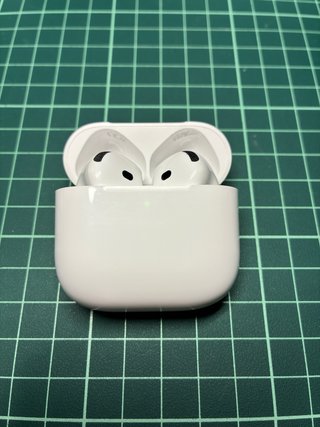 Impecables AirPods 4: Cancelación de Ruido activa.