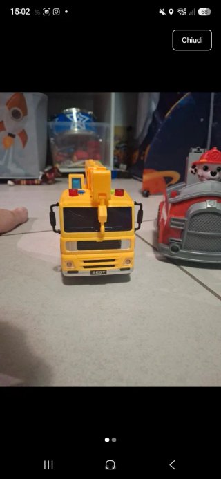 Camioncino giocattolo giallo con comandi