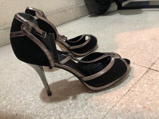 Sandalias tacón fiesta Gloria Ortiz negras y plata