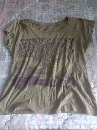 Camiseta verde militar con estampado