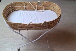 Moisés de mimbre con soporte