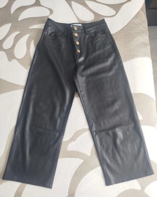 Pantalón efecto piel negro