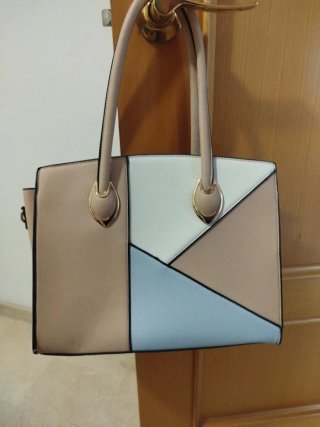 Bolso de mano beige con diseño geométrico azul y b