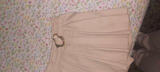Falda beige plisada con cinturón