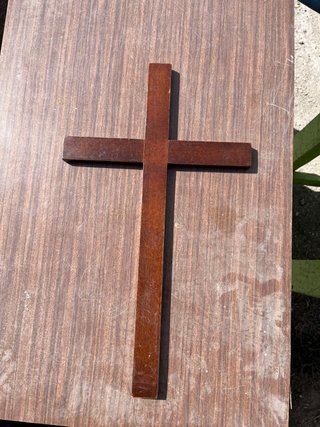 Crucifijo de madera marrón. Esta nuevo