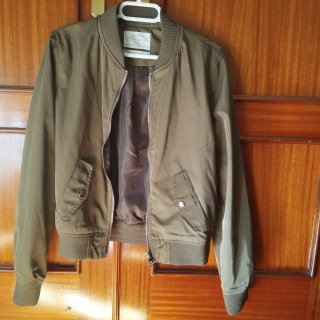 Cazadora bomber Bershka verde oliva