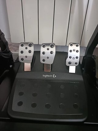Volante Logitech G29 con Pedales en su caja