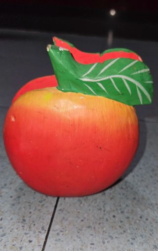 Servilletero de madera con diseño de manzana