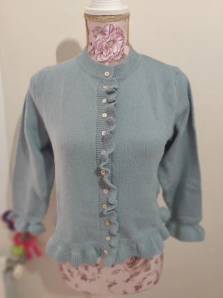 Chaqueta de punto azul con volantes