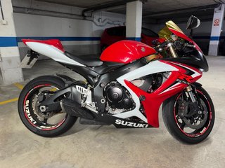 Suzuki GSXR 600 K7 Roja y Blanca