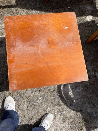 Mesa de madera marrón